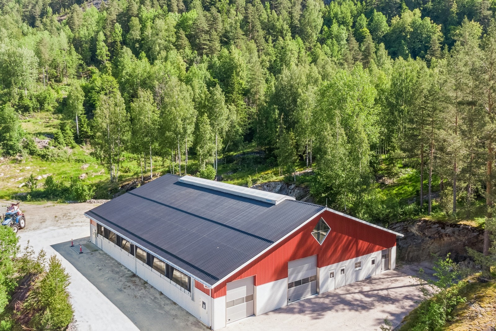 Fjøset er tilpasset for ammekyr med plass til 48 mordyr. Bygget er innredet med smittesluser, toalettrom og kontorrom Galleribilde