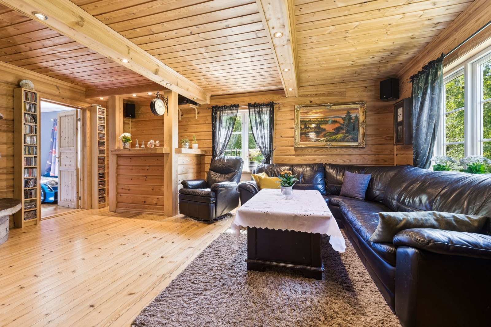 Stuen har god plass til møbler, peisovn og en liten bar i hjørnet Galleribilde