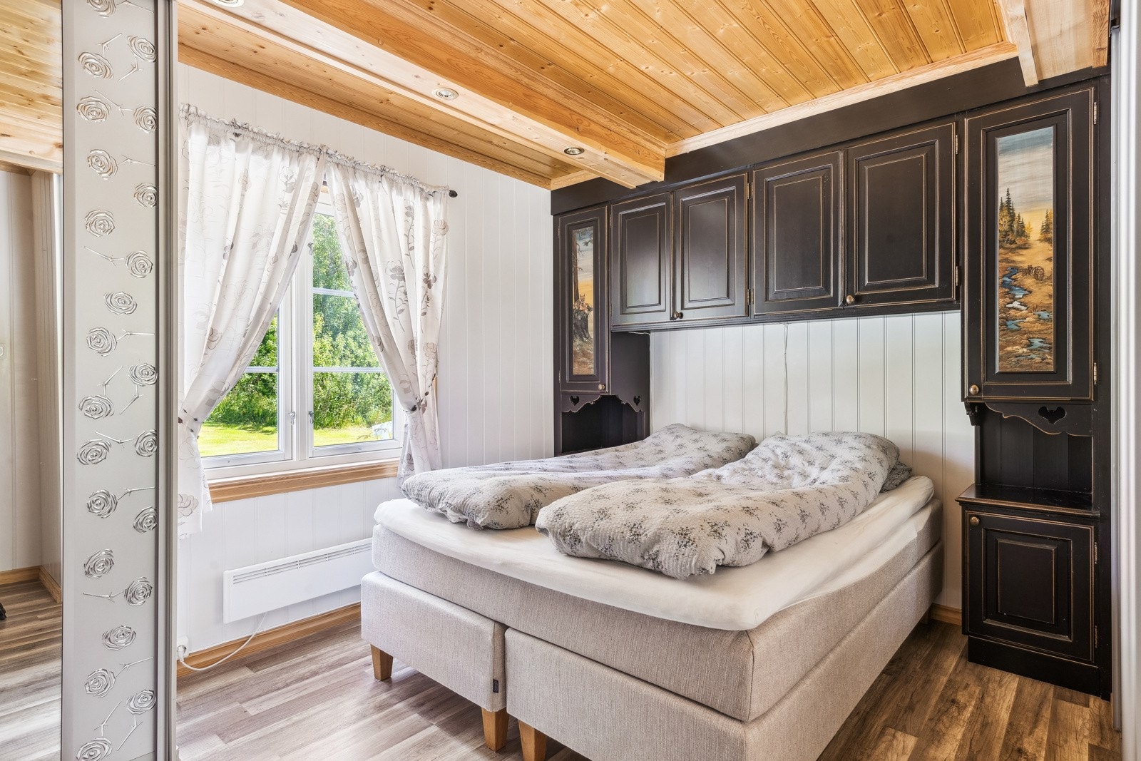 Hovedsoverommet i 1. etasje ble plassbygd garderobe Galleribilde