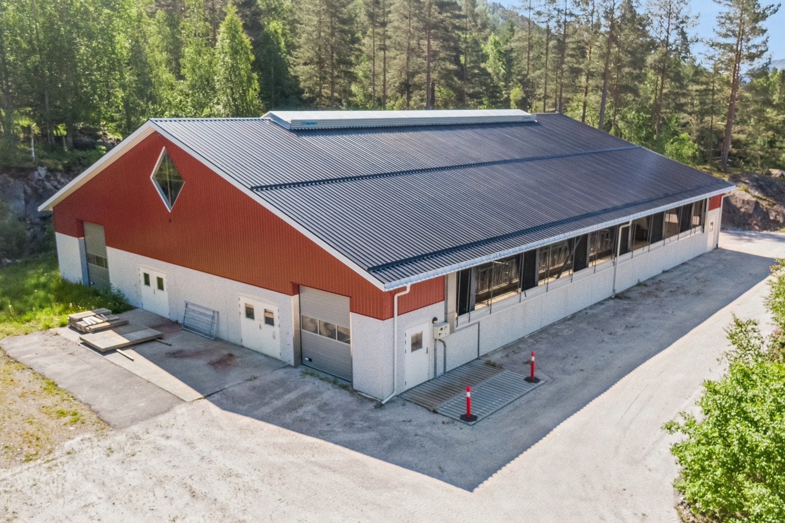 Løsdriftsfjøset er fra 2017 og er på totalt 735 kvm Galleribilde