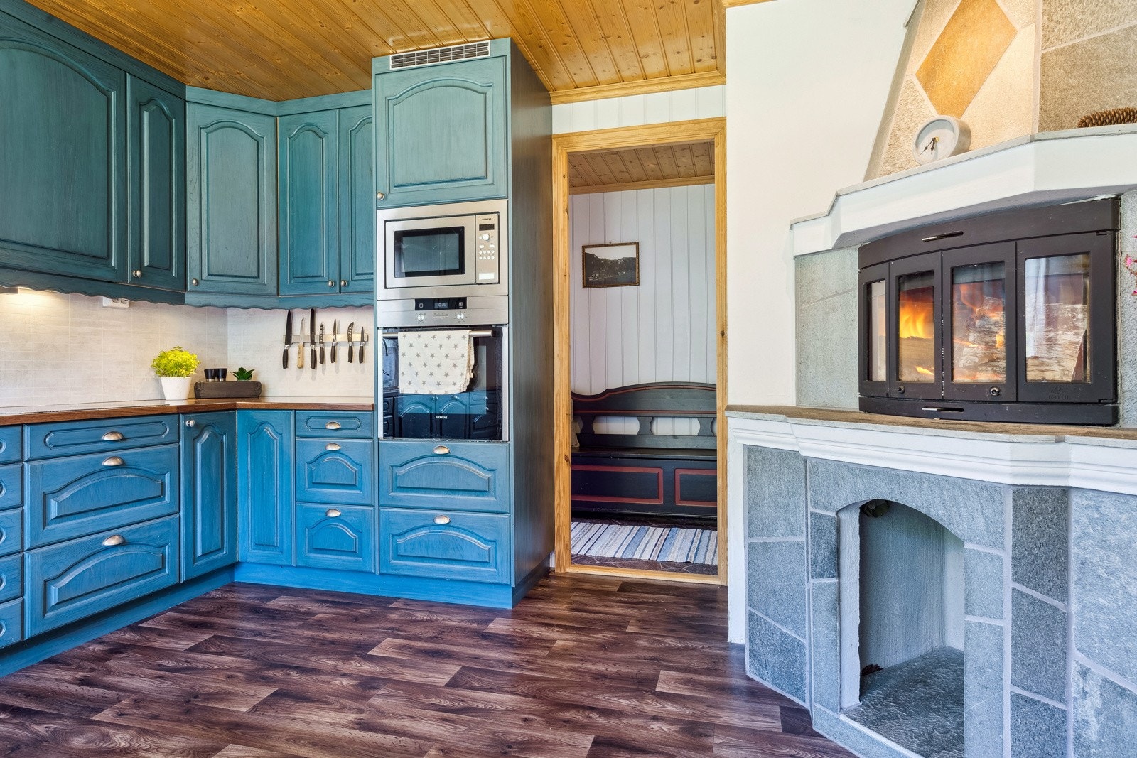 Hyggelig og romslig kjøkken med peis Galleribilde