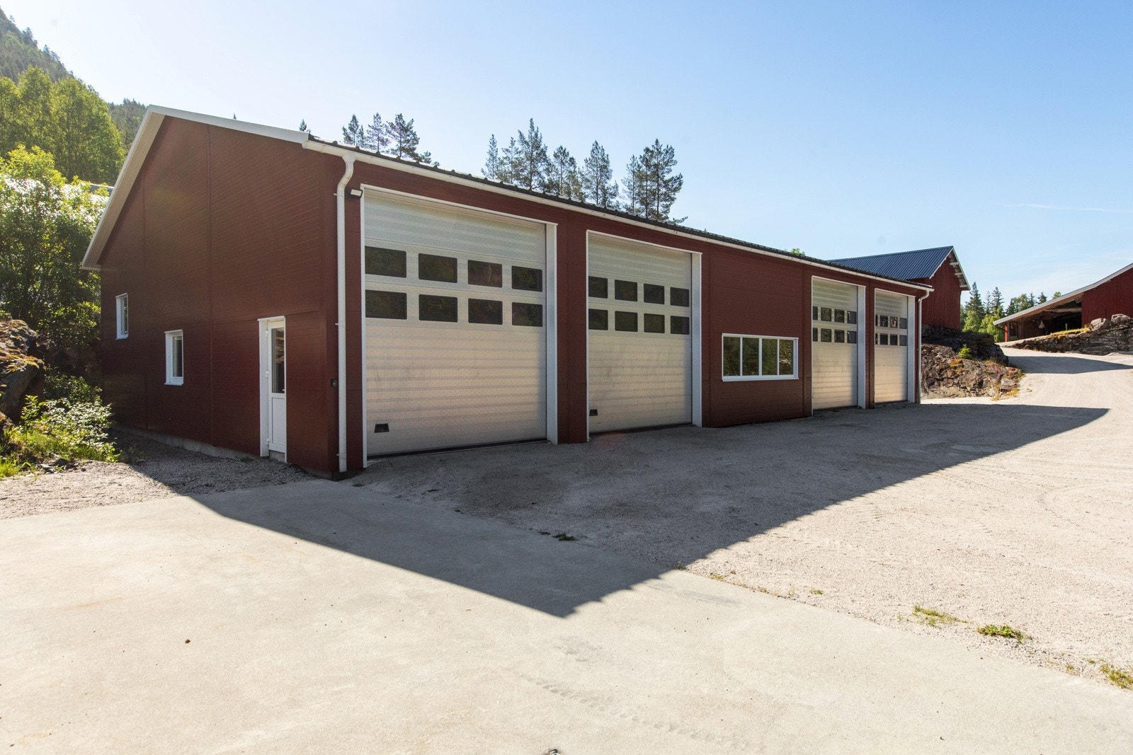 Bygningen fremstår velholdt og har 4 porter, samt dører for adkomst. Bygget er hovedsakelig delt i 2 med verksted og garasje Galleribilde