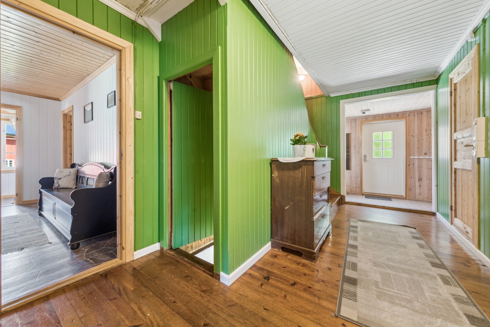 Hallen tar deg videre til kjeller og oppover i huset Galleribilde