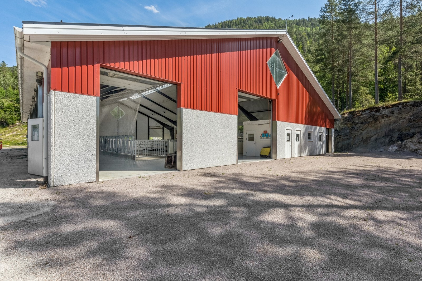 Det er montert 5 stk elektriske isolerte heveporter i gavlvegg for dyre-håndtering og fòr-håndtering Galleribilde