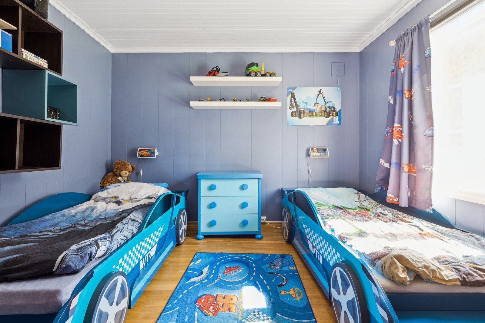 Det er to soverom i 1. etasje Galleribilde