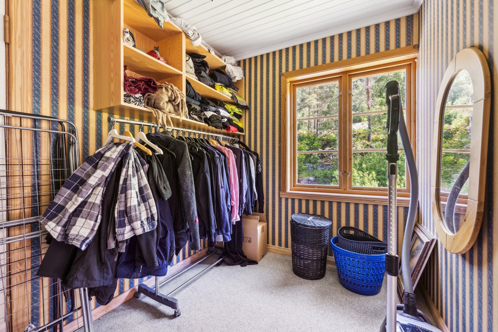 Garderoberom tilknyttet soverommet. Dette kan også brukes som et soverom Galleribilde