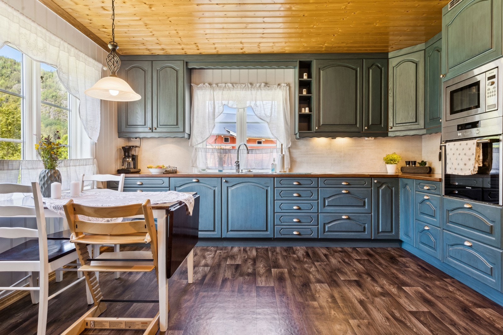 Kjøkkenet i 1. etasje har bla. en del integrerte hvitevarer og plass til spisebord Galleribilde