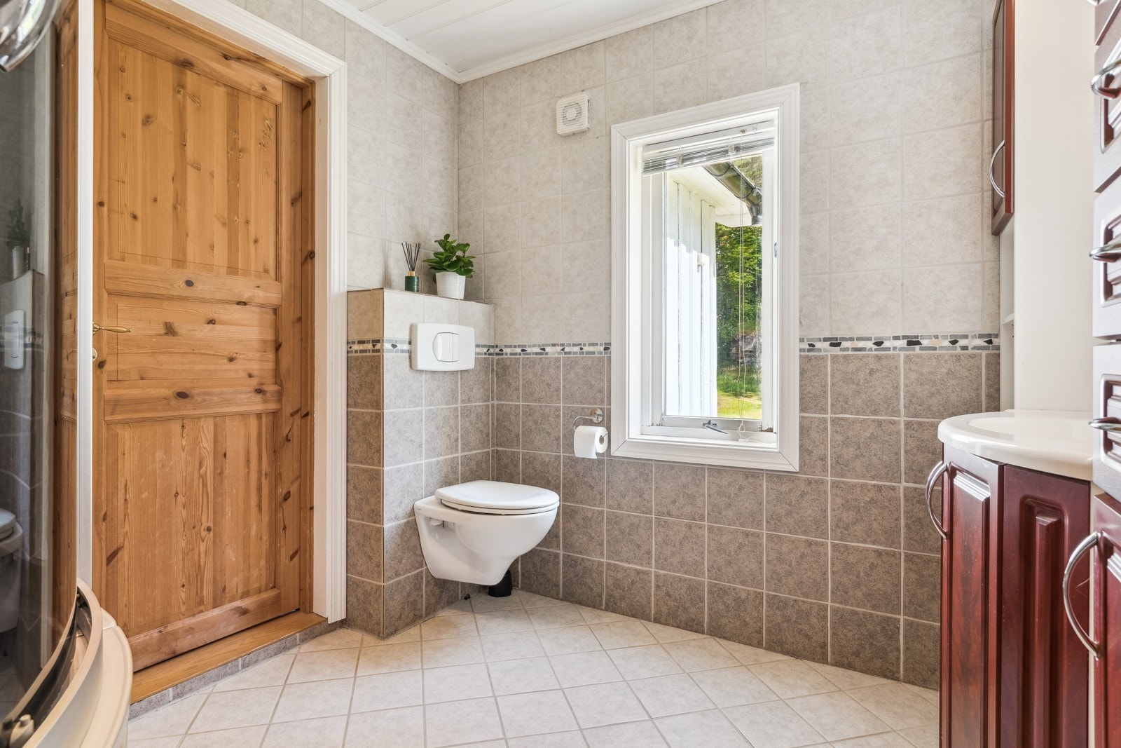 Baderommet i 1. etasje er fra 2009 Galleribilde