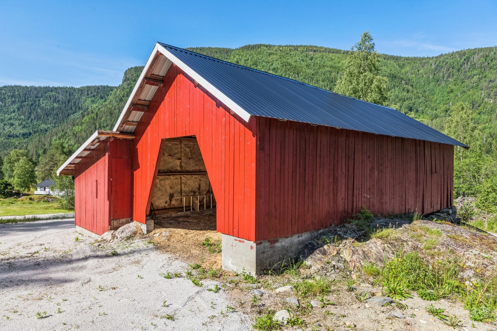 Det gamle vognskjulet fungerer fint som et lager og vedskjul Galleribilde