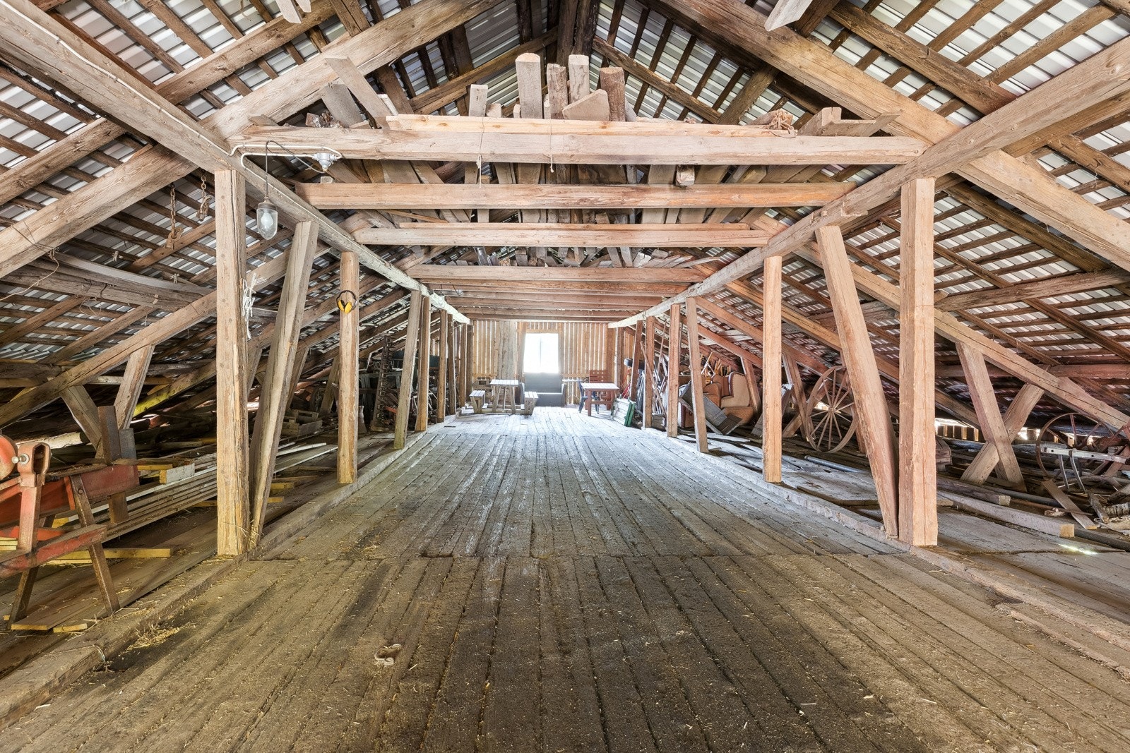 Låvebanen i den gamle driftsbygning har godt med lagringsplass Galleribilde