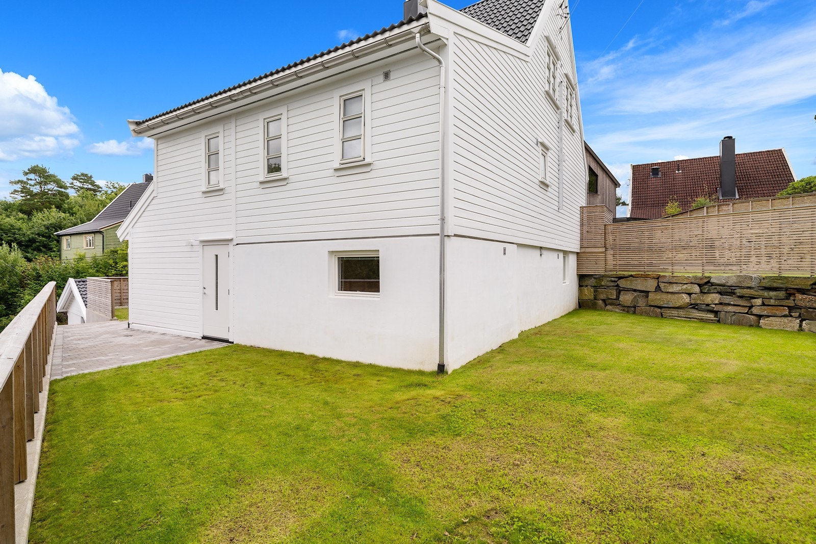 Fasade og hage Galleribilde