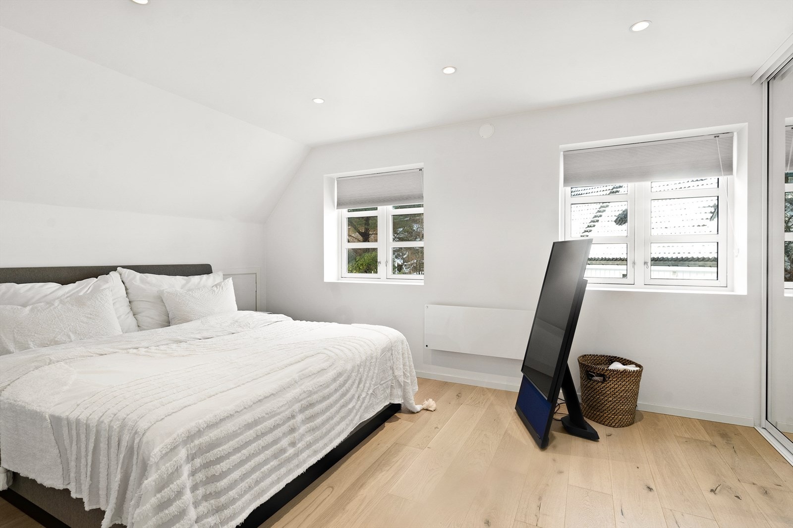 Boligen har fem romslige soverom fordelt over de tre etasjene. Hovedsoverommet har god plass til dobbeltseng og garderobe. Øvrige soverom passer godt som barnerom, gjesterom eller hjemmekontor. Galleribilde