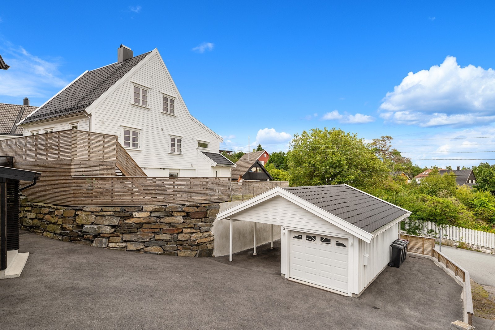 Romslig og innholdsrik enebolig med 5 soverom - Godkjent utleiedel! - Garasje - Flotte uteplasser - 2 baderom Galleribilde