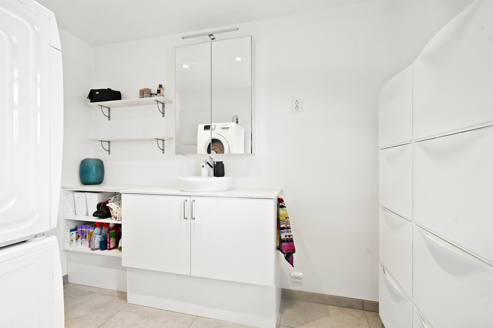 Praktisk vaskerom med god plass til oppbevaring. Galleribilde