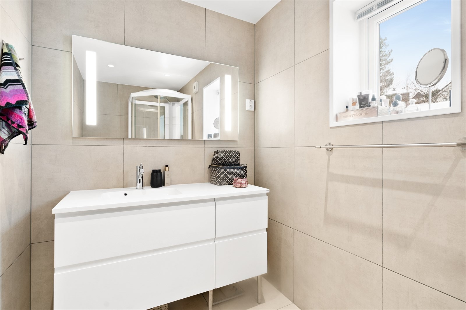 Tre bad/vaskerom gir stor fleksibilitet for barnefamilier eller ved utleie. Rommene er praktisk plassert i hver etasje og inneholder dusjløsninger, servant og toalett. Galleribilde