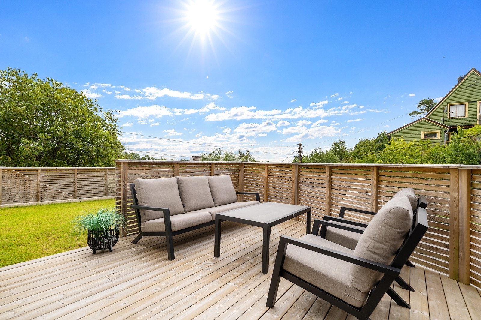 Solrike og pent opparbeidede uteområder. Flere terrasser og uteplasser gir gode solforhold gjennom hele dagen - perfekt for grilling, lek og avslapning. Galleribilde