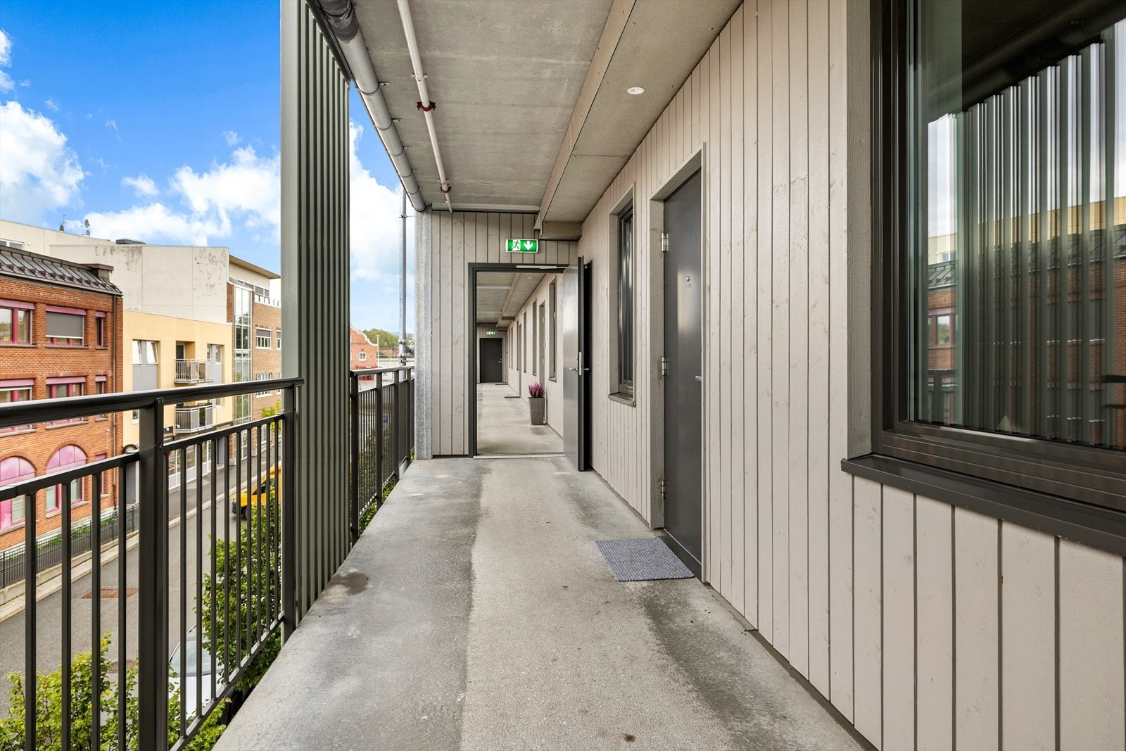 Fra heisen er det ikke langt å gå i svalgangen til leiligheten Galleribilde