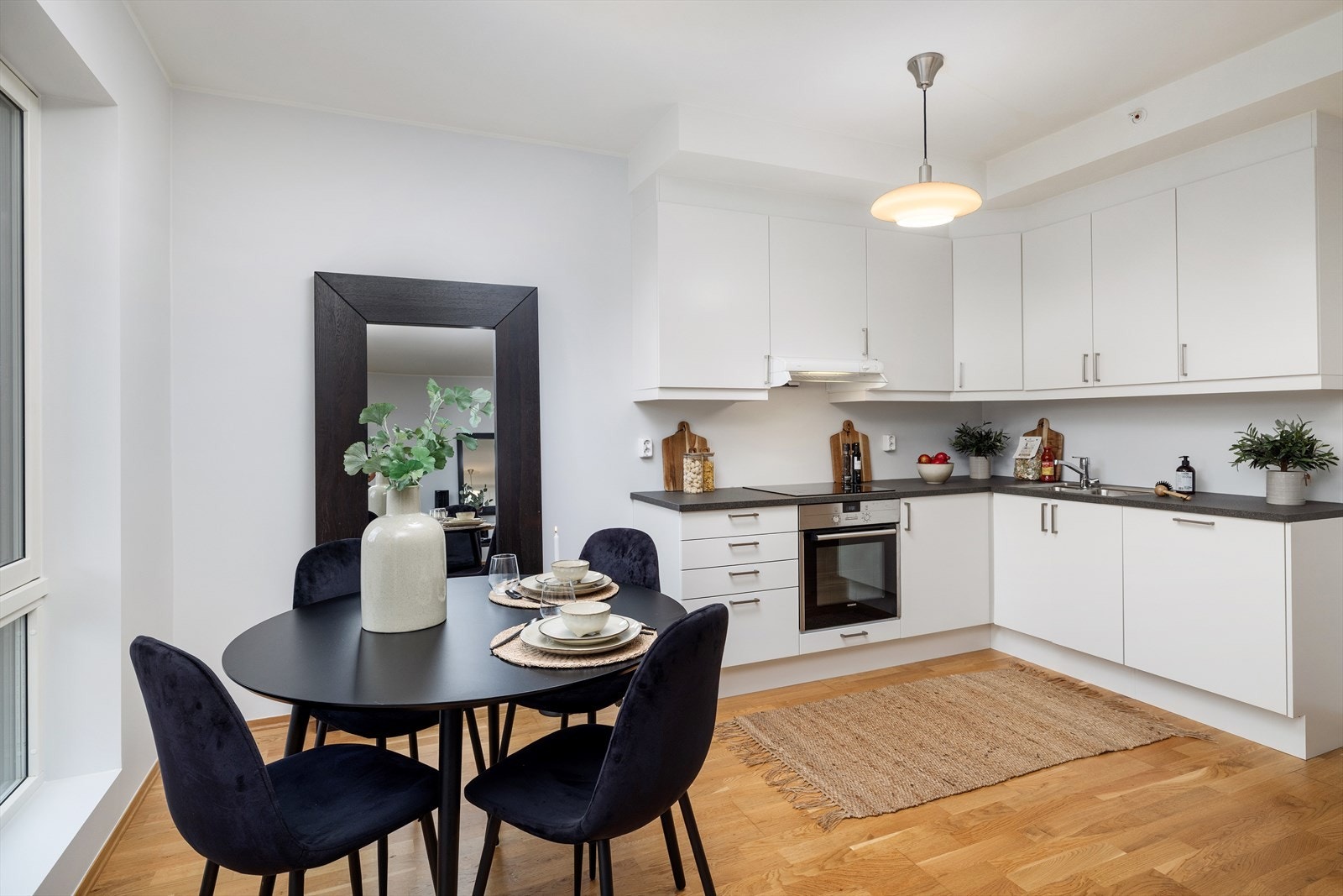 Fra stuen er det utgang til stor privat innglasset balkong Galleribilde