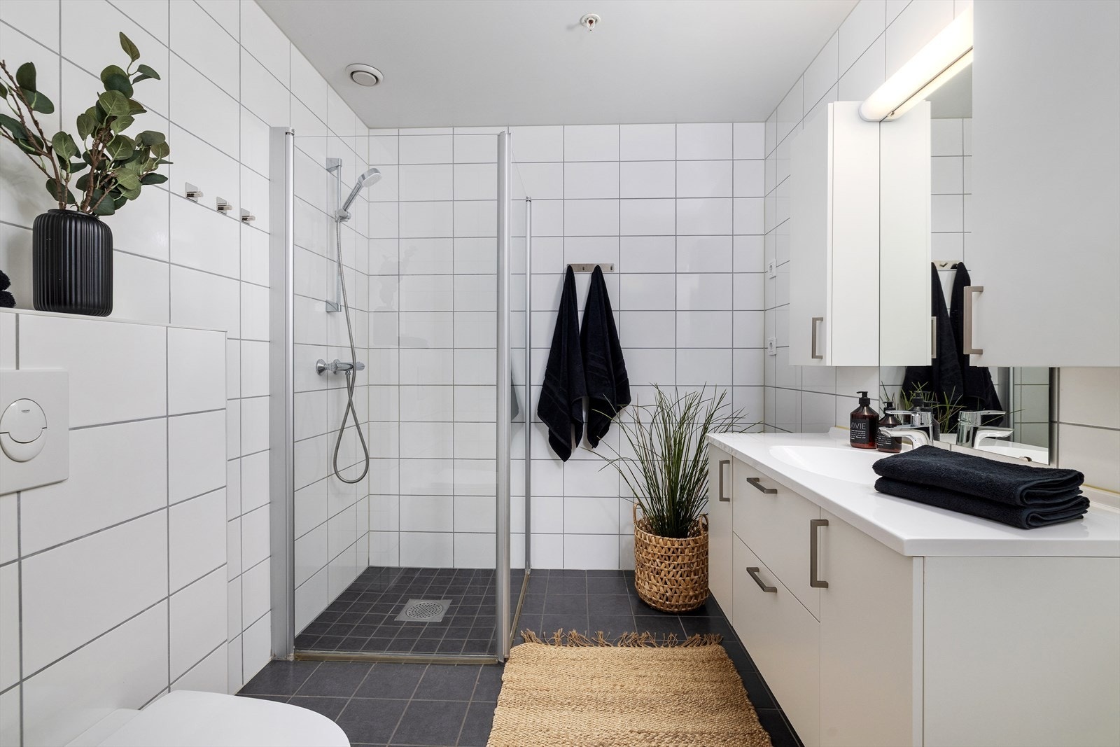 Det er opplegg for vaskemaskin og tørketrommel på badet Galleribilde