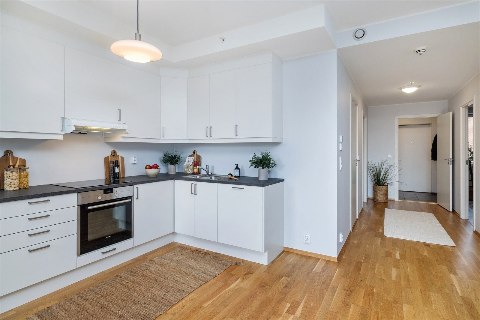 Kjøkkeninnredning fra Sigdal med integrert stekeovn og platetopp Galleribilde