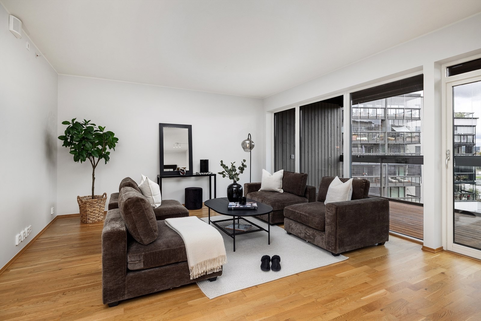 Store vindusflater slipper inn godt med naturlig lys Galleribilde