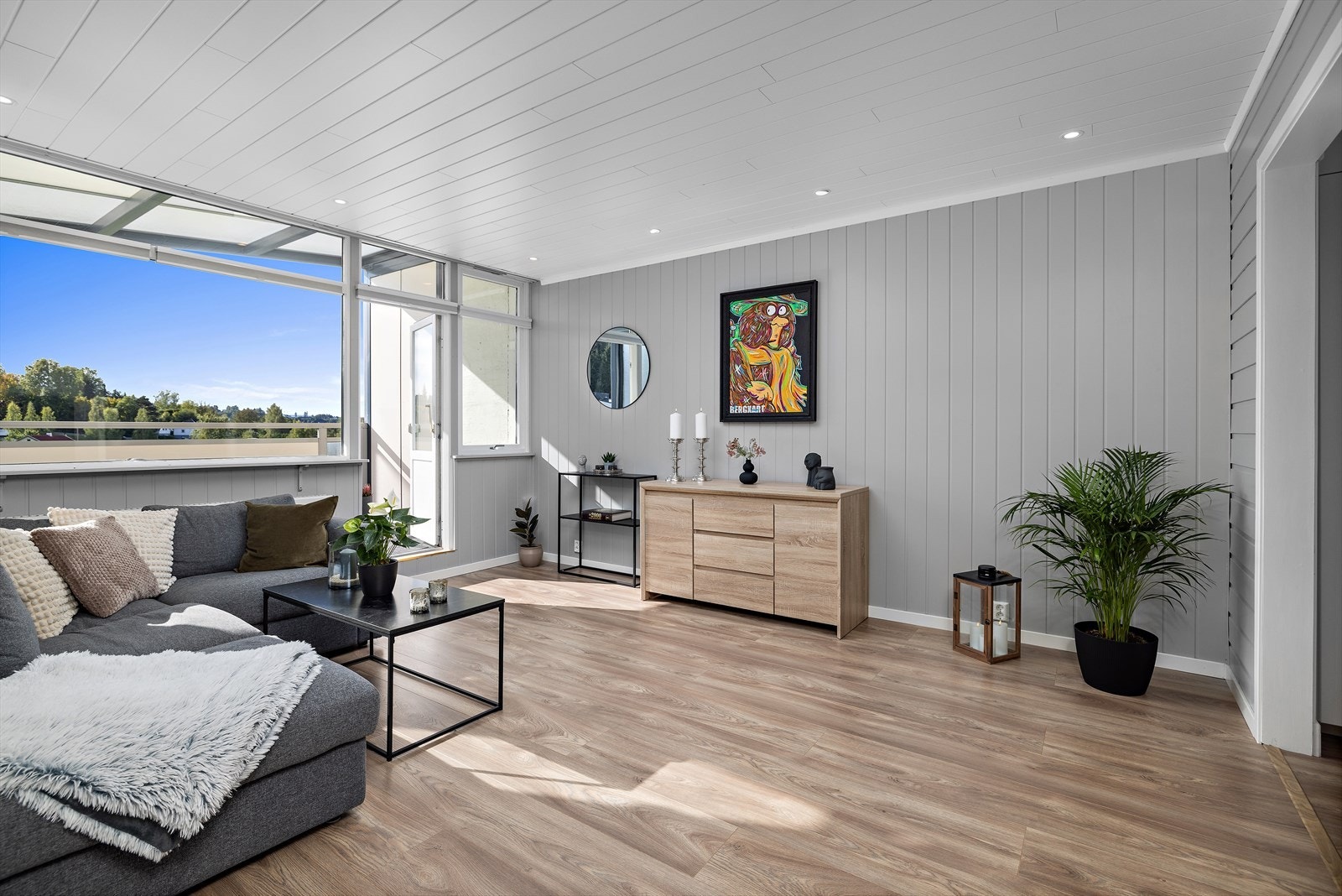 Toppleilighet som fremstår lys og åpen Galleribilde