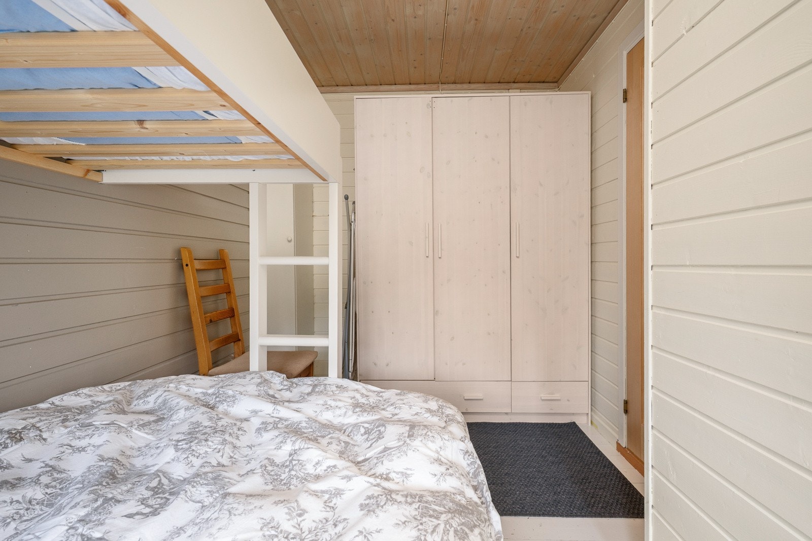 Samtlige soverom har medfølgende garderobeskap. Galleribilde