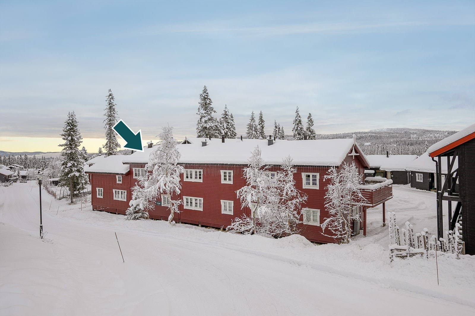 Innholdsrik fritidsbolig over to etasjer med 3 soverom og 2 bad. Leilighetene er bygget i 1993 og er godt vedlikeholdt siden byggeår. Galleribilde