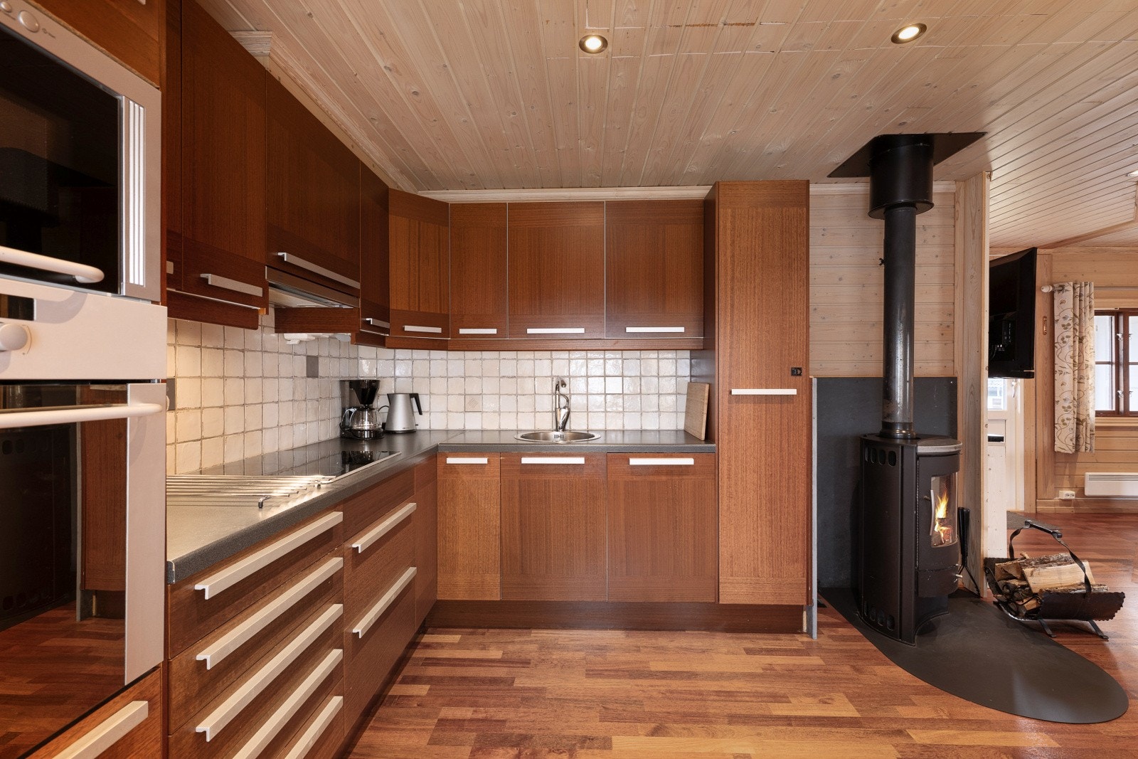 I rommet er det også plass til frittstående kjøleskap/frys, mens komfyr, koketopp, oppvaskmaskin og microbølgeovn er integrert. Galleribilde