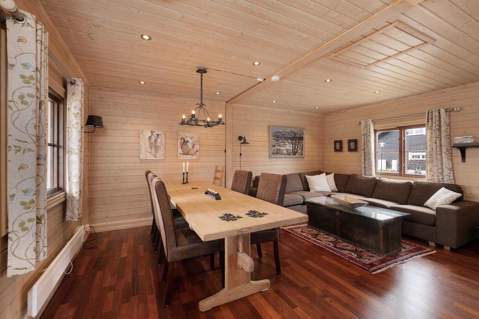 I rommet er det god plass til både sofagruppe og spisebord. Galleribilde