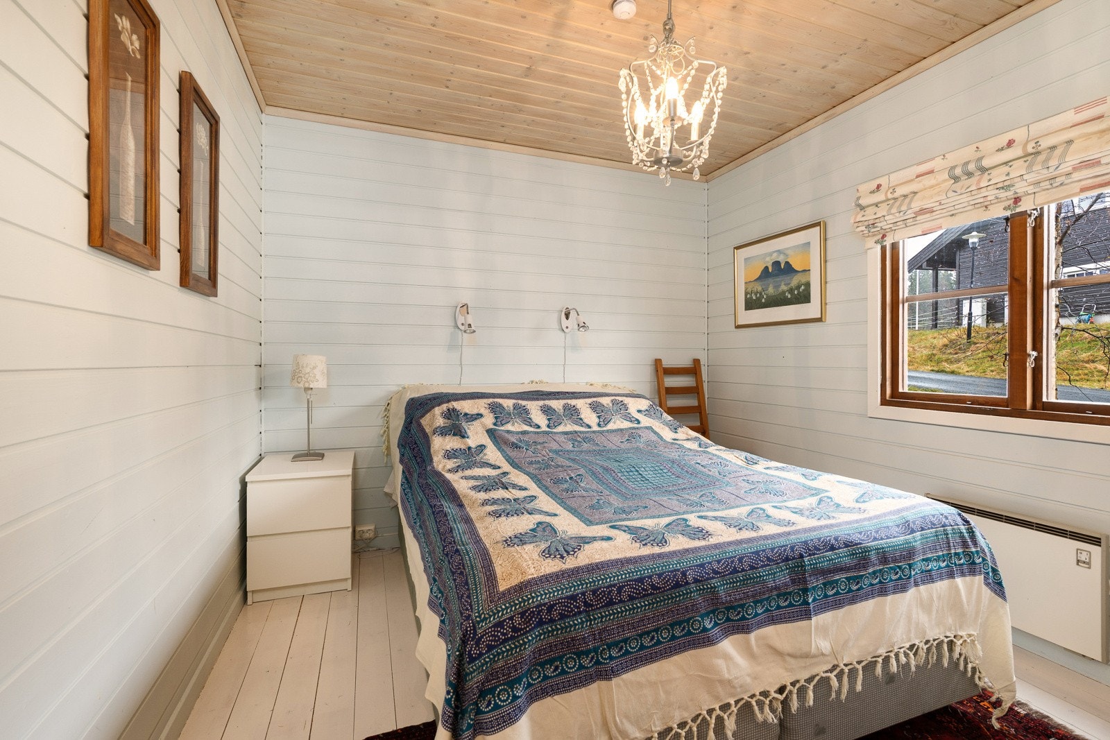 Hovedsoverommet har god plass til dobbeltseng, tilhørende sengemøblement og garderobeløsning. Galleribilde