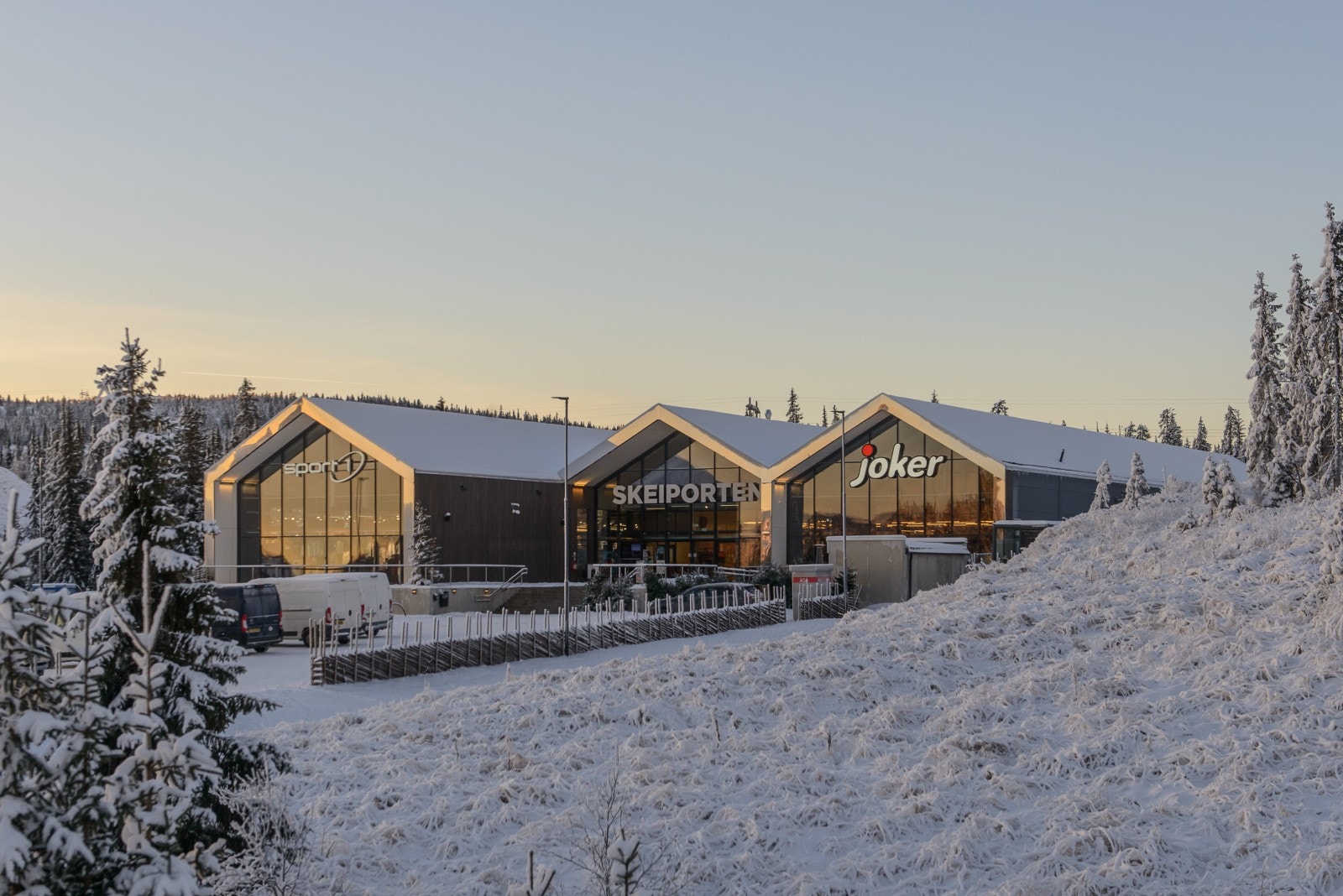 Skei sentrum som har dagligvareforretning, afterski, kafé, hoteller, ski/sykkelutleie m.m. Galleribilde