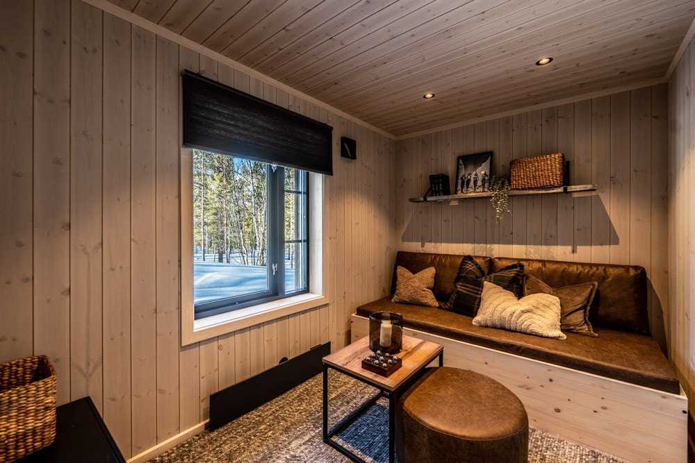 Hyggelig TV-stue med plassbygd sofa. Galleribilde