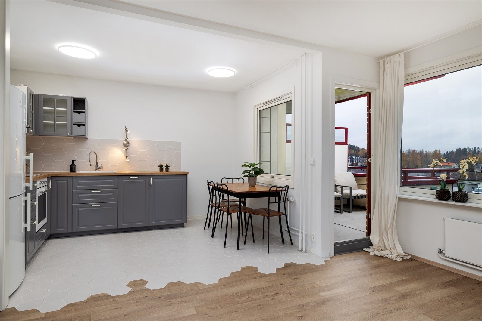 Ikea innredning med integrert komfyr/platetopp og smal oppvaskmaskin Galleribilde