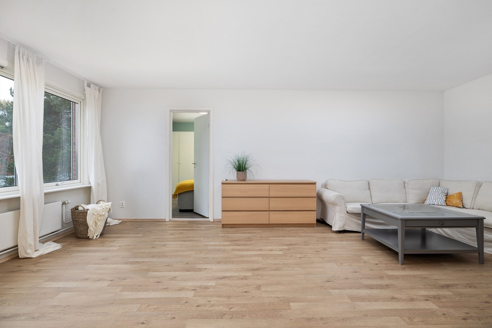 Her er plass til både salong og spisebord ved de store vinduene Galleribilde