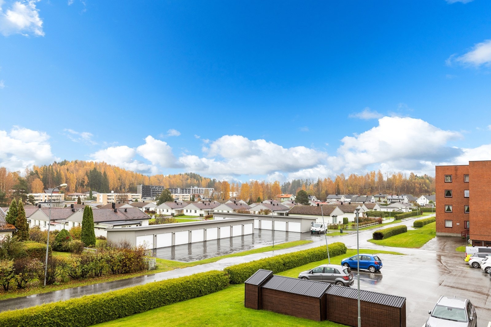 Asfaltert parkering ved hver blokk Galleribilde