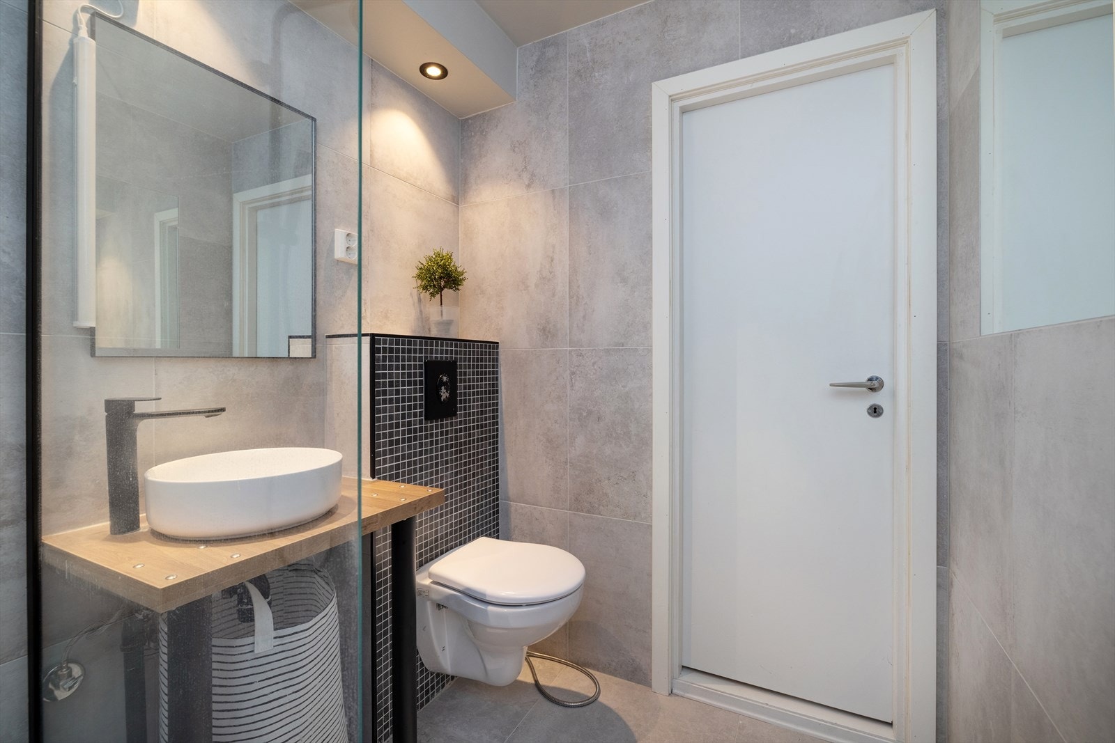 Vegghengt toalett, dusjnisje, plassbygd innredning Galleribilde