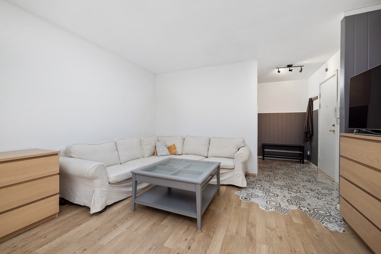 Leiligheten har lyse gulv og overflater Galleribilde