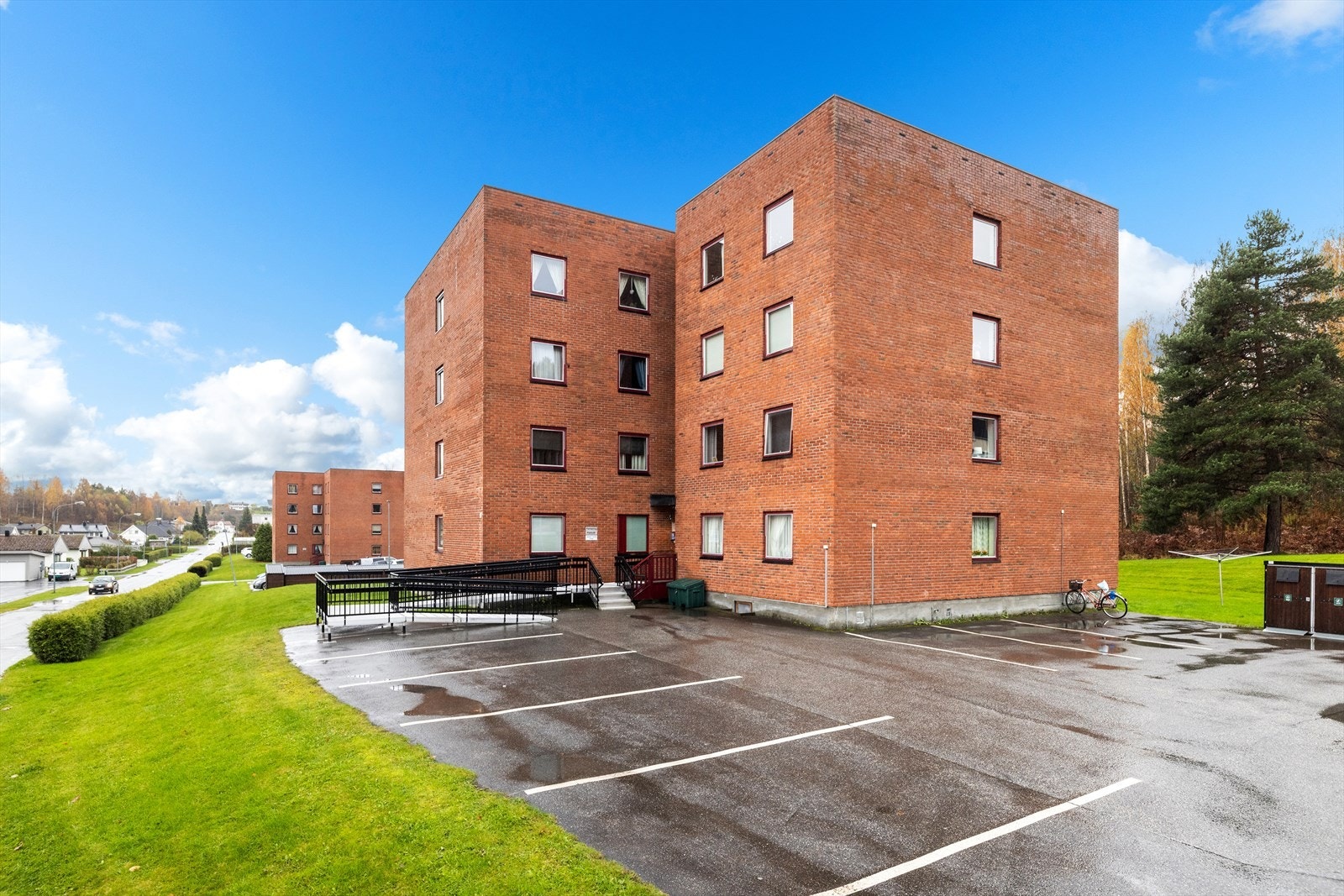 Gjesteparkering foran hver blokk Galleribilde