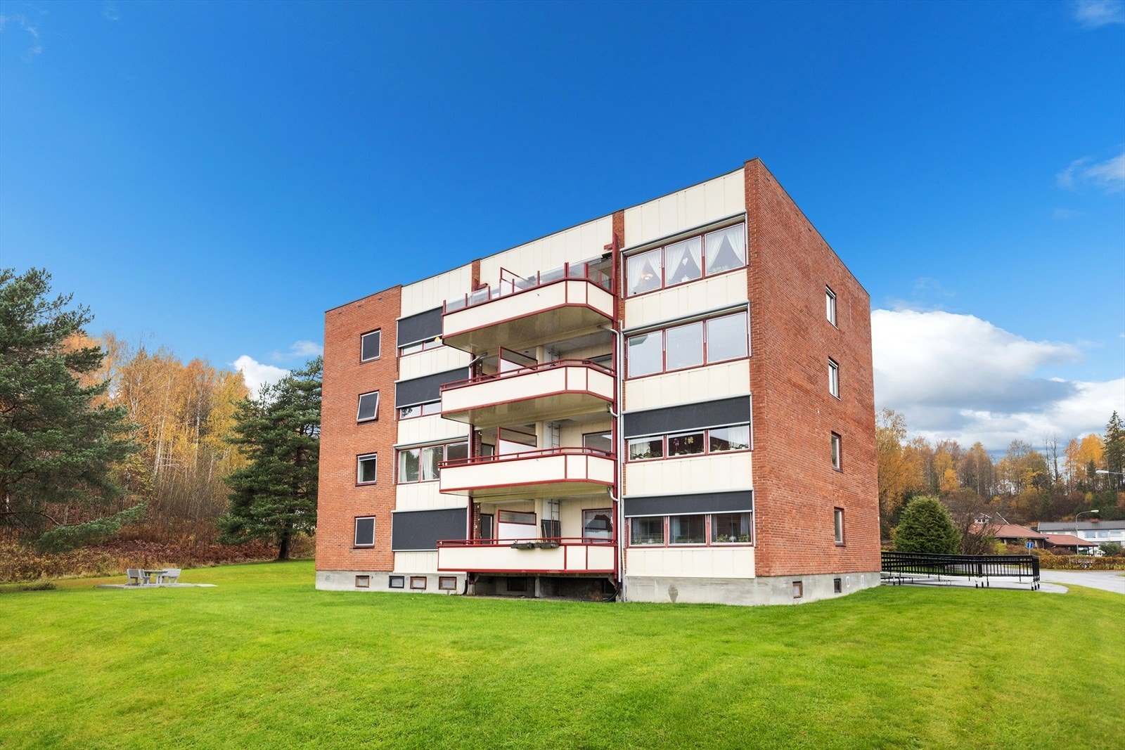 Pent opparbeidet uteområder, asfaltert parkering og garasjeanlegg med en garasje til hver leilighet Galleribilde