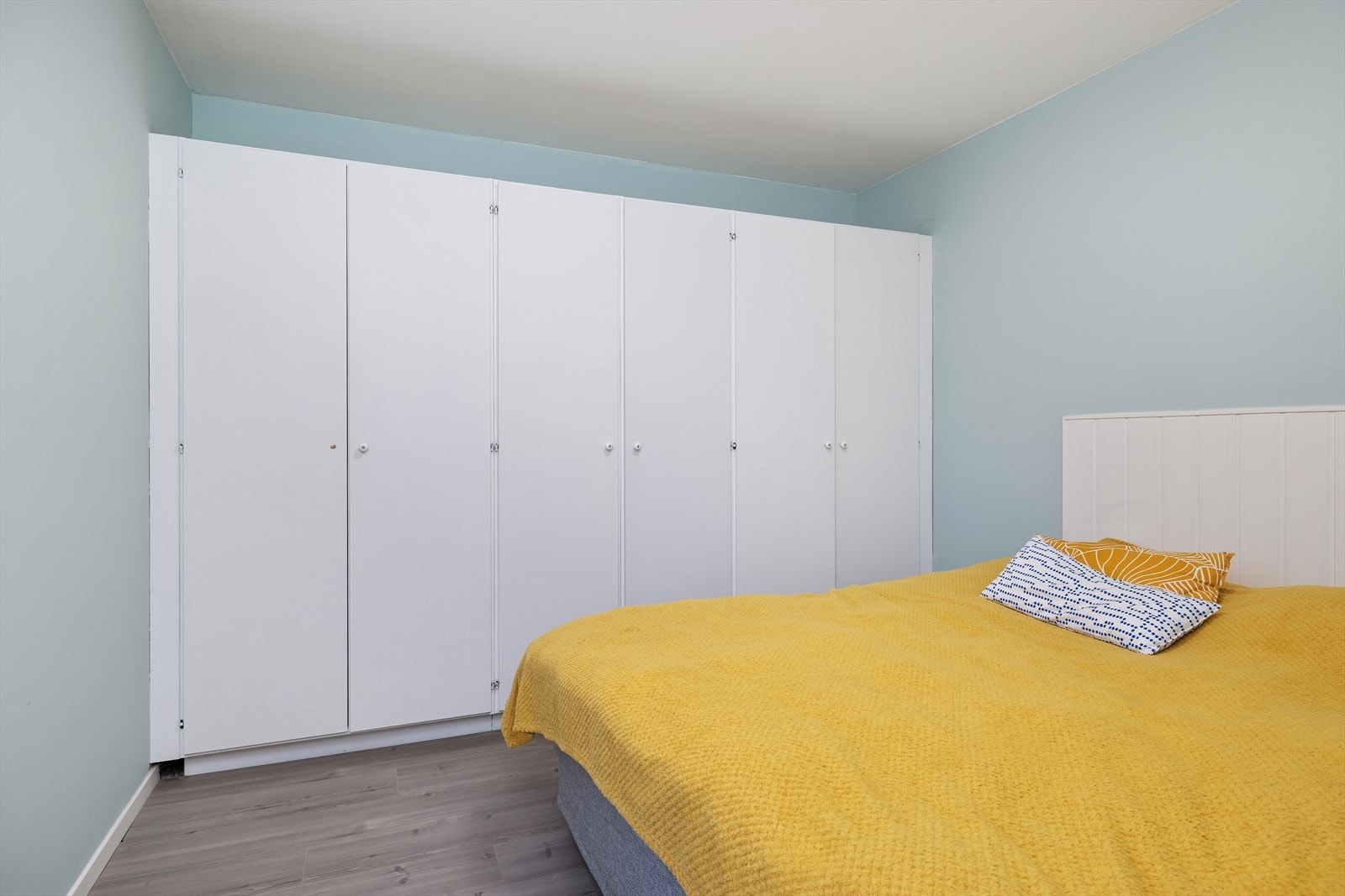 Soverommet har godt med garderobeskap Galleribilde