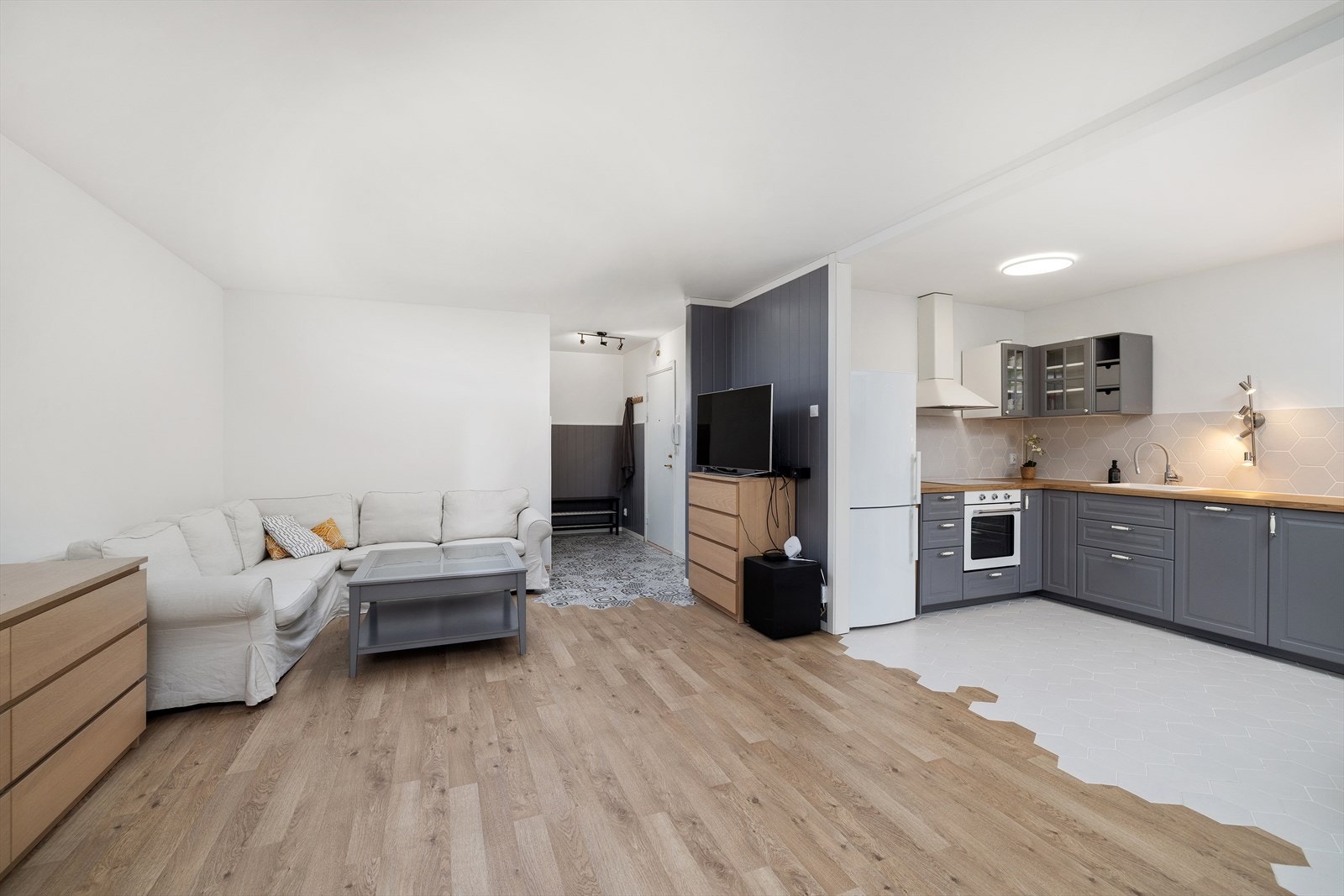 Leiligheten har romslig, entre, bad/wc, åpen stue og kjøkkenløsning i tillegg til soverom, det er bodplass og fellesvaskeri i kjeller Galleribilde