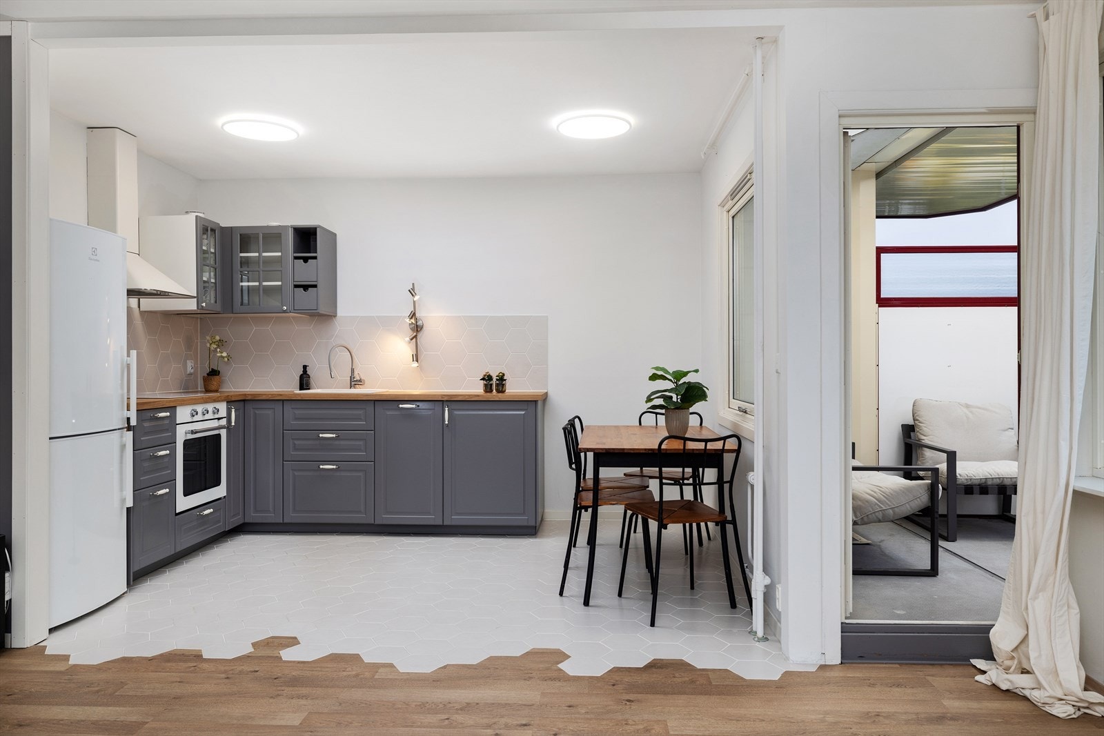 Her har selger vaskt å ha spisebord ved kjøkkenvindu. Normann Foto As v/Morten Norman Larsen. Galleribilde