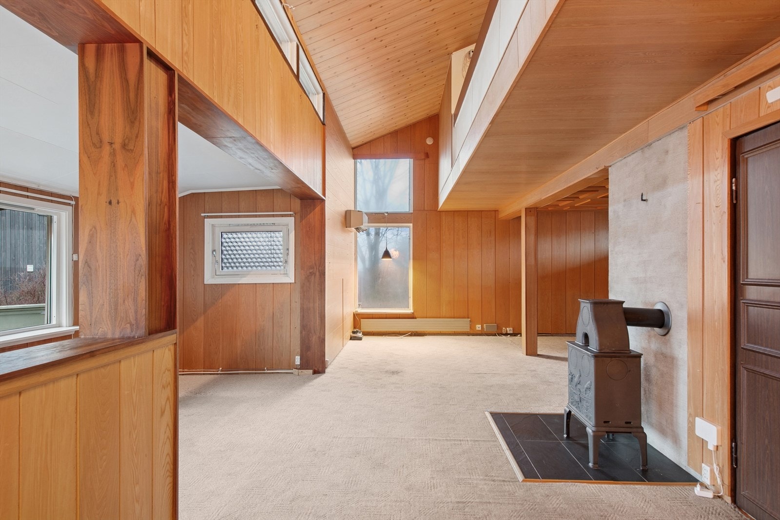 Store vindusflater som slipper inn mye naturlig lys. Galleribilde