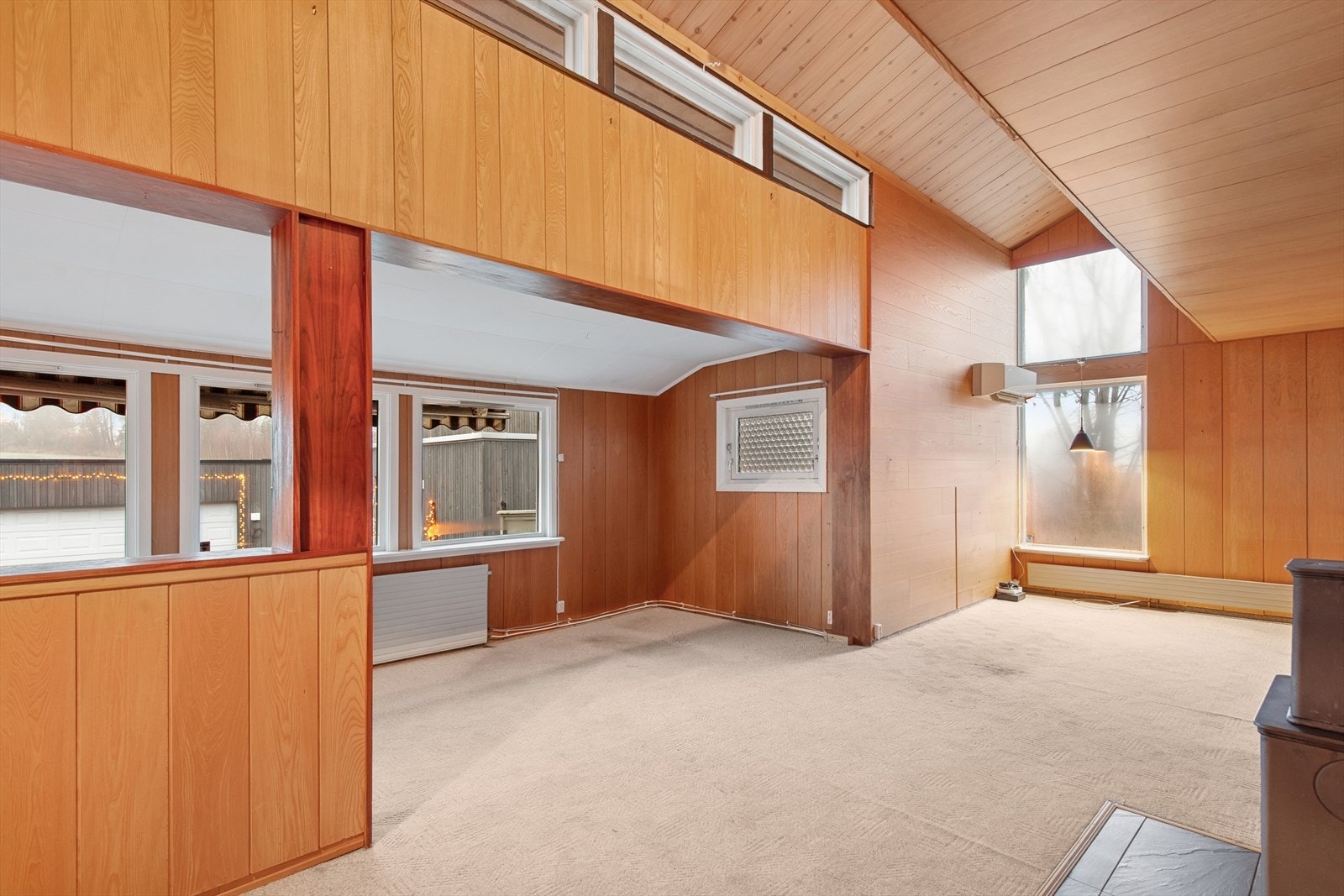 Stuen er designet for komfort og sosiale sammenskomster med stor spisestue med god plass til spisegruppe og tilhørende møblering. Galleribilde