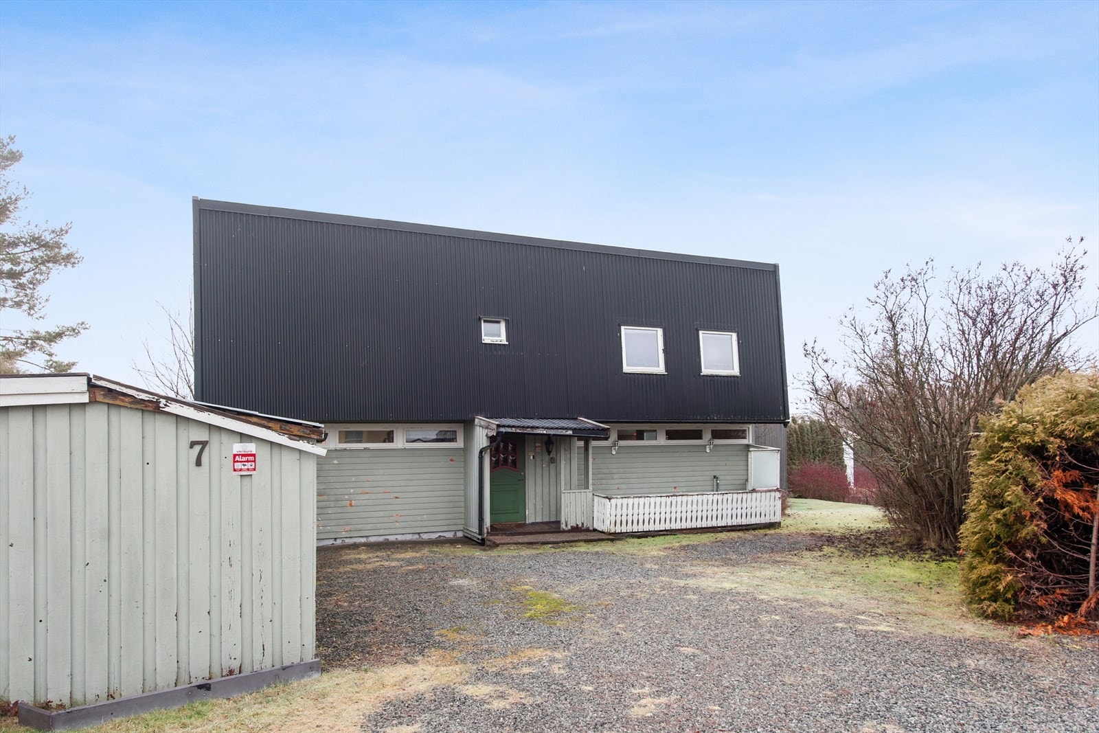 På eiendommen er det garasje for lagring og gruset gårdsplass med plass til parkering. Galleribilde