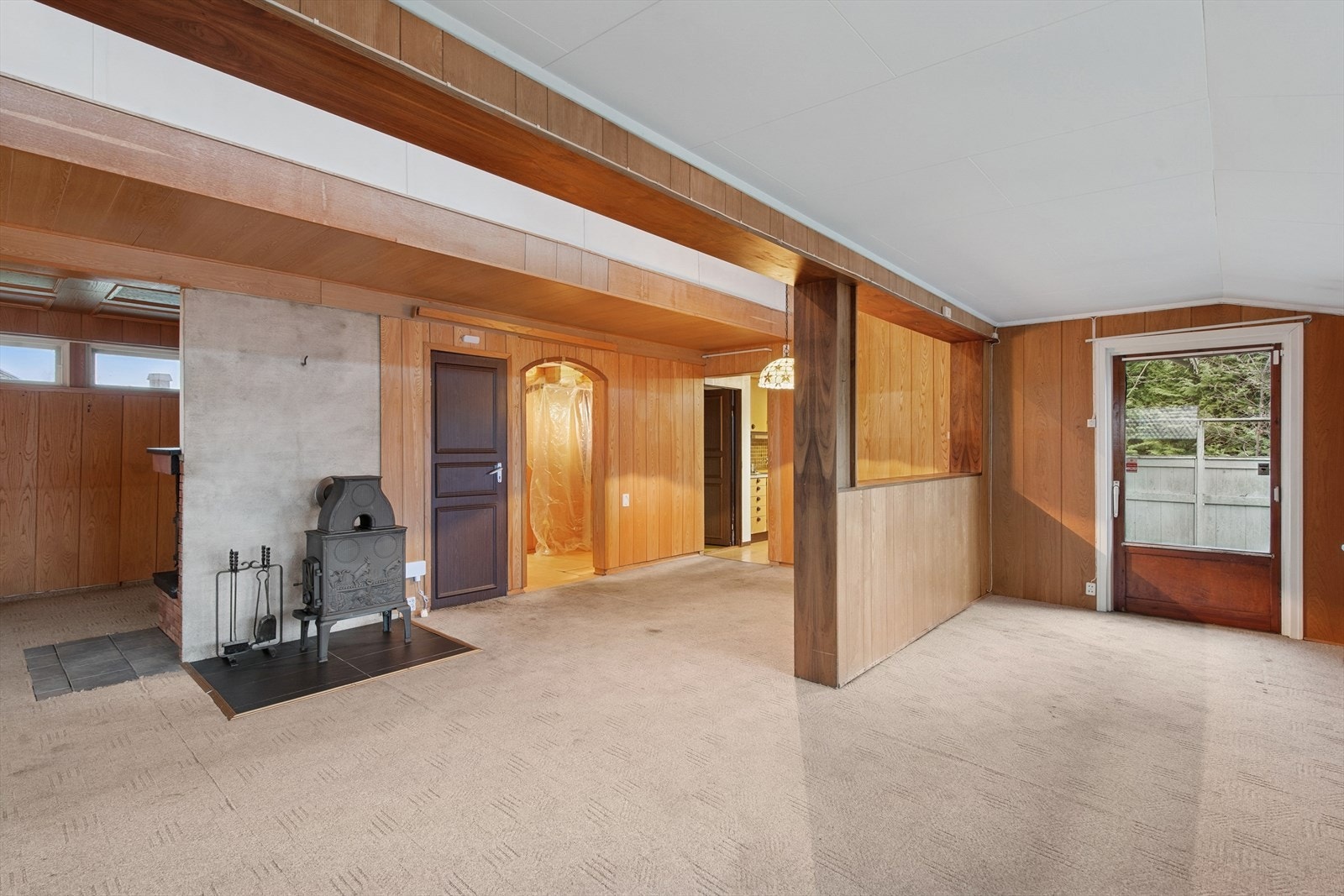 Fra stuen er det adkomst ut til vestvendt terrasse og hage. Galleribilde