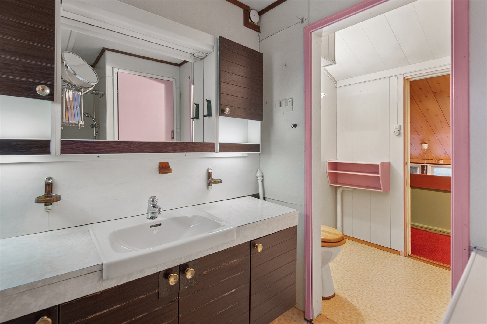 I 2. etasje finner du blant annet bad som ligger praktisk til ved soverommene. Galleribilde