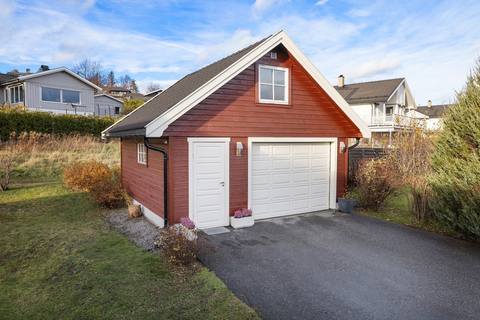 Stor garasje med lagringsloft Galleribilde