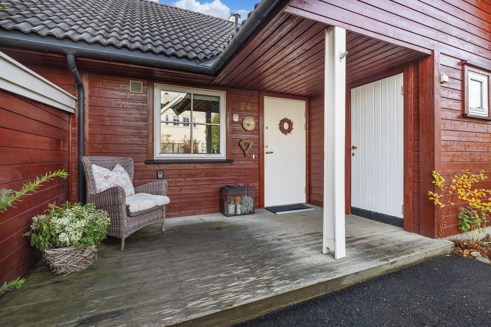 Terrasse og overbygget inngang. Dør til utebod til høyre i bildet Galleribilde